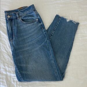 American Eagle Outfitters High-Rise Straight Mom Jeans in Blue with Frayed Hem
